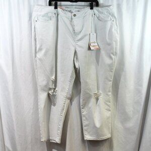 A Beautiful Soul White Distressed Cropped Jeans NWT